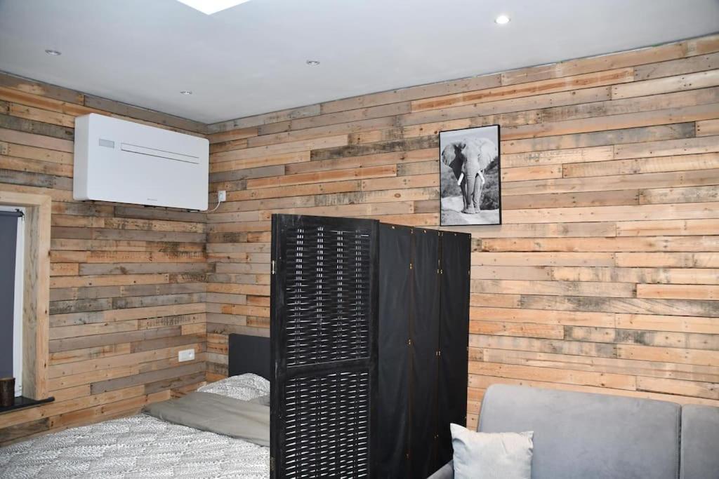 Logement In Wood Brugelette Bagian luar foto